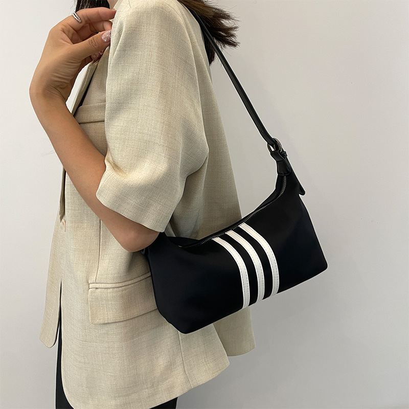 Comercio Exterior transfronterizo nuevo bolso de mujer de hombro único con rayas simples bolso de moda, ligero y de gran capacidad sobre rojo de la red de color