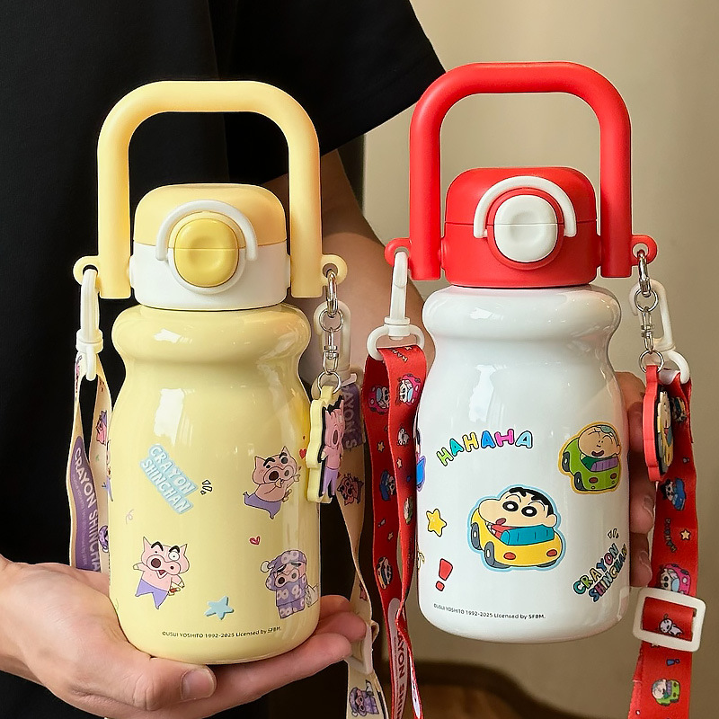 Crayón pequeño nuevo co-marcado encantador taza térmica para niños 2025 nueva gran capacidad portátil doble taza de paja para beber