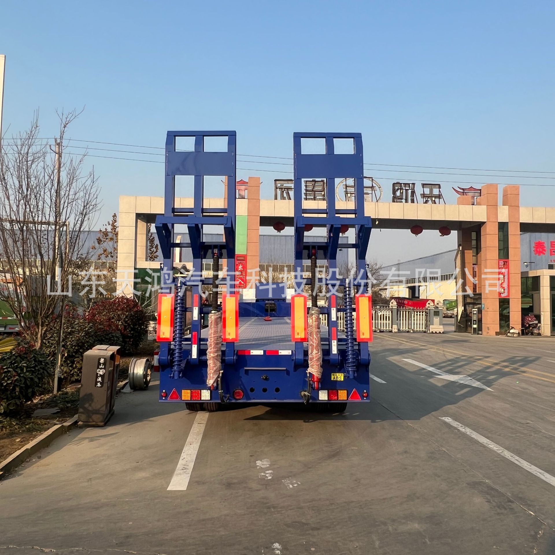 Factory Production Direct Sales Export for Sale Lowbed Semi-Trailer Trailer Hydraulic Winch Heavy-Duty Large Piece Transport Trailer