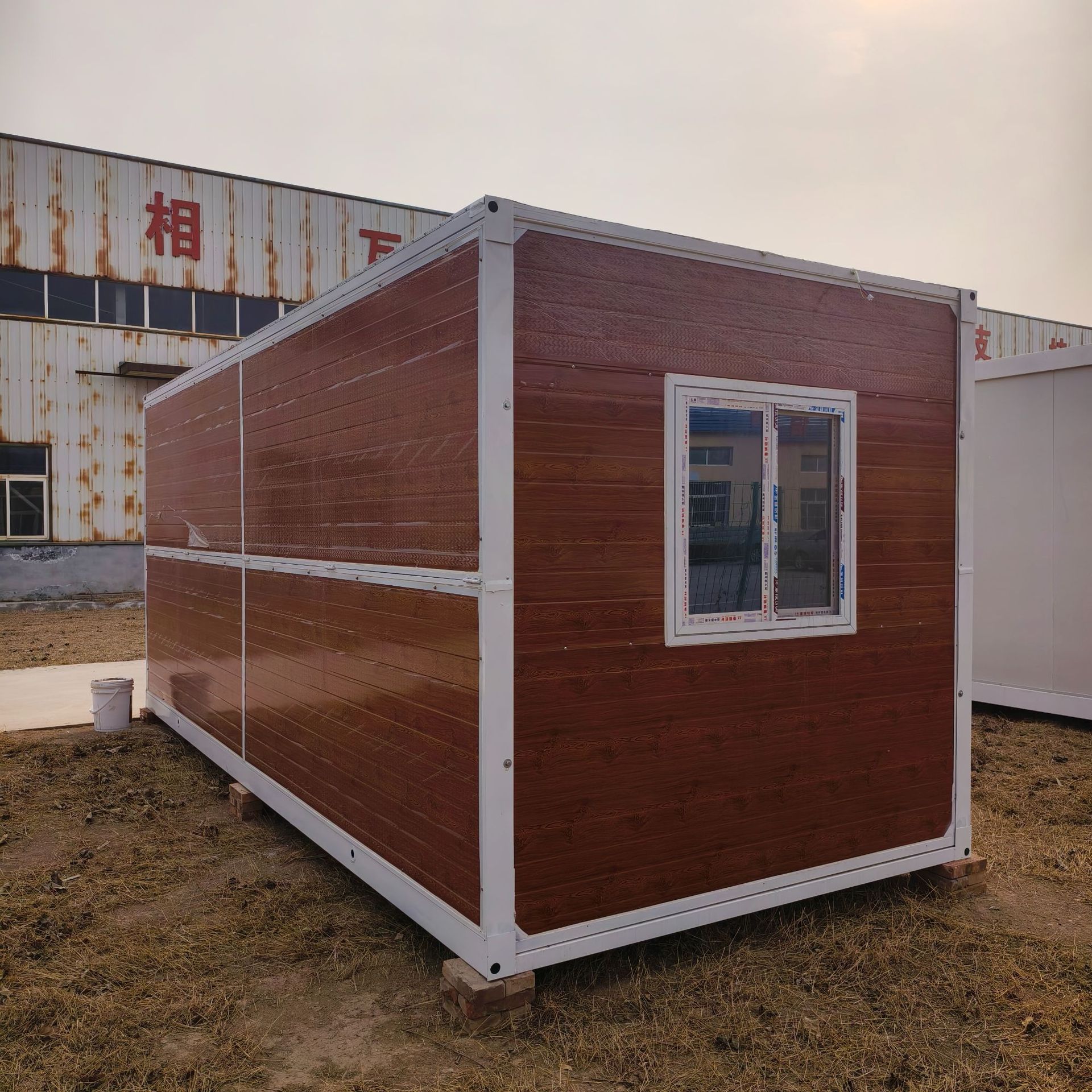 Contenedor de madera roja sala plegable dormitorio sitio de construcción oficina móvil simple caja rápida fabricante de contenedores al por mayor