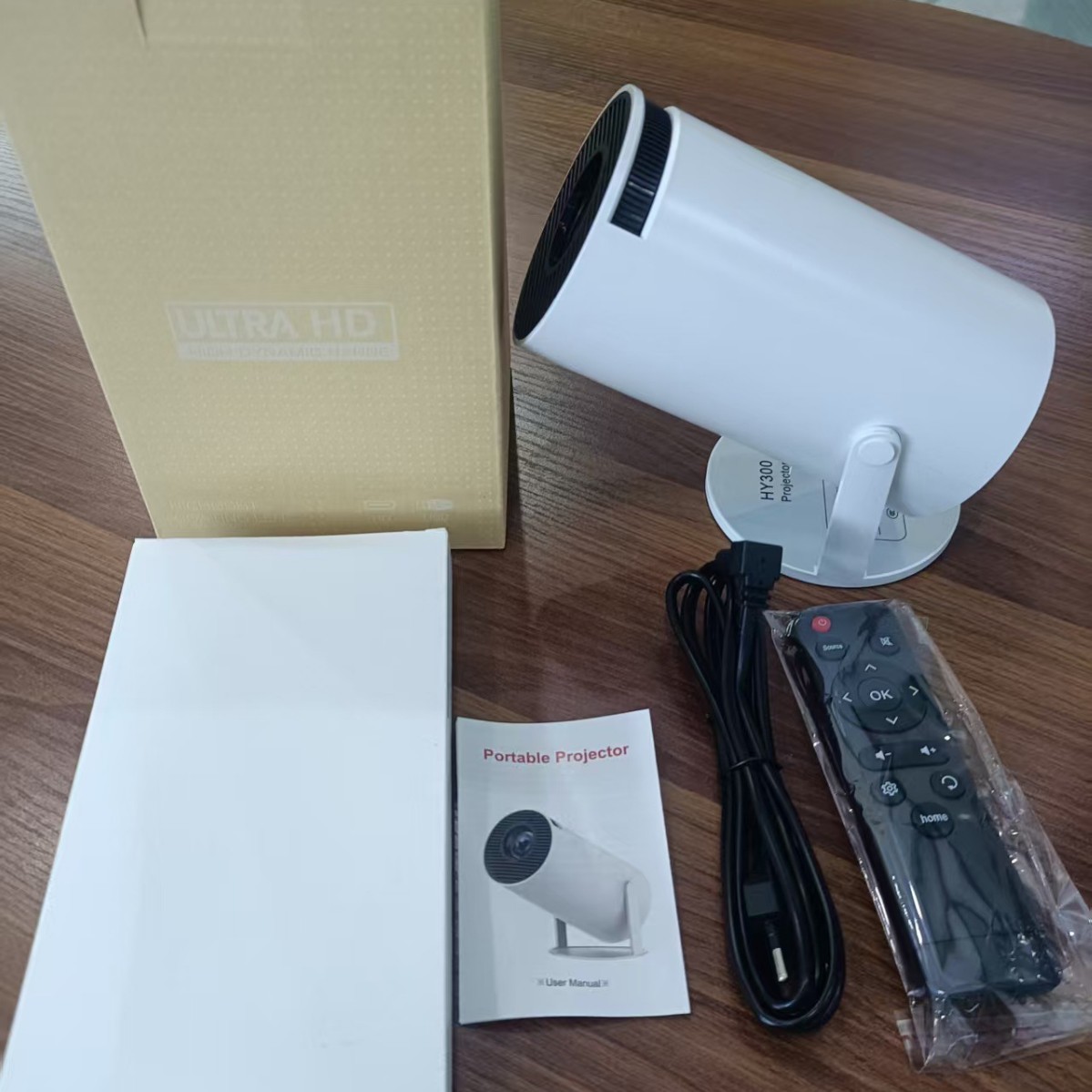 Nuevo proyector HY300 en el extranjero pequeño proyector de cañón de alta definición mini inteligente de pared de dormitorio