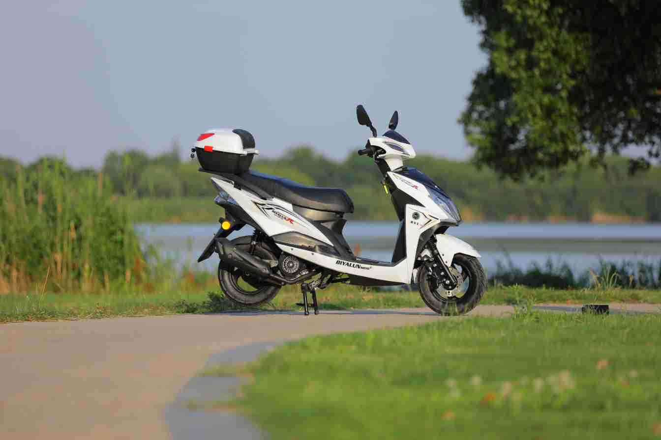 Brand New Domestic Fuel Scooter, High Power, Long Battery Life, Fuel-Saving Motorcycle, Adult Commuting and Long-Distance Running King