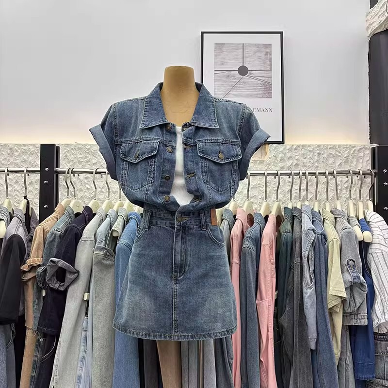 Turn-Down Collar Workwear Denim Dress, New Summer Style for Petite Figures, Retro Fashion Single-Breasted Denim Bodycon Dress
