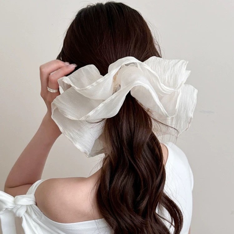 Scrunchie principessa in organza voluminoso e arricciato per code_voghion.com