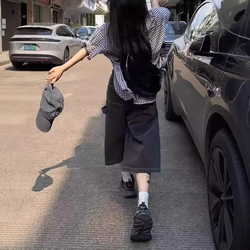 Stylish American Retro Washed Distressed Wide Leg Denim Shorts with a High Street Workwear Design, Loose and Slimming, Seven-Eighth Length