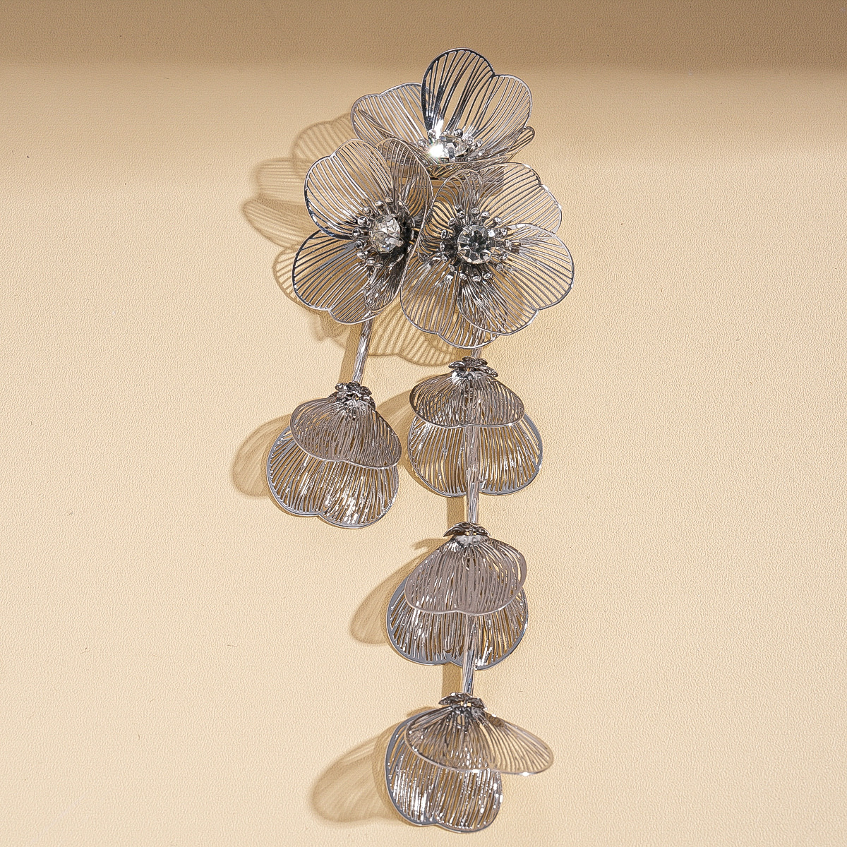 Europa y América retro transfronterizos diamantes huecos broches de flores de malla aire frío temperamento de moda lujoso ligero accesorios de alta calidad