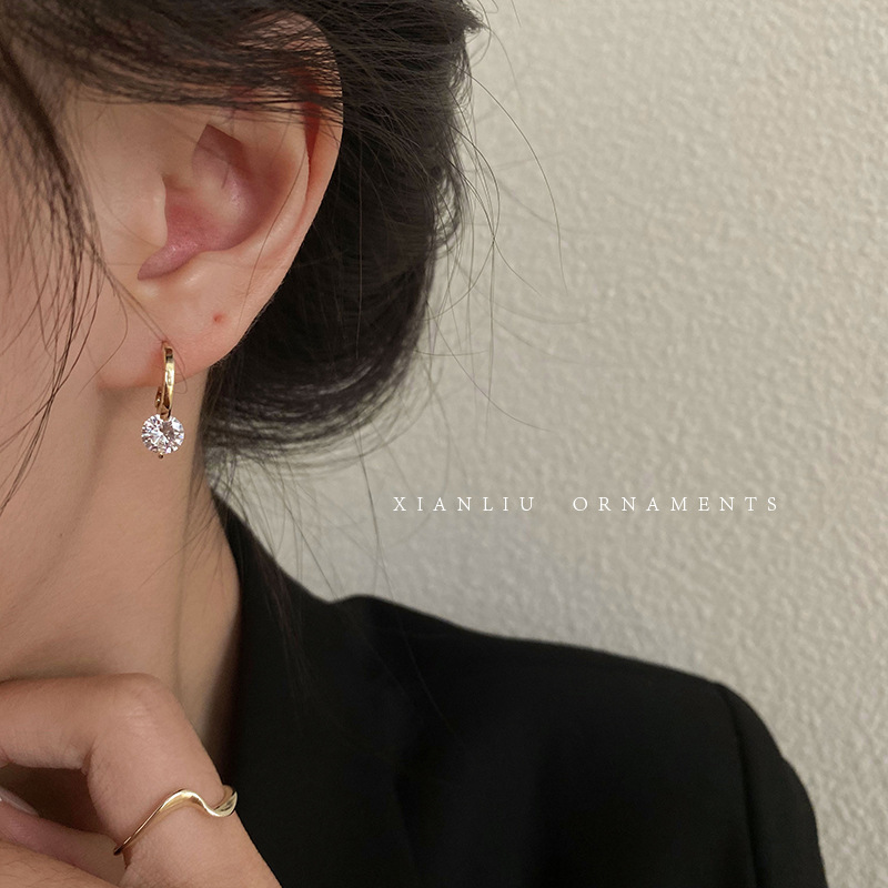 Small niche design, exquisite zircon buckle, women's new trend, simple and cool style, high-end earrings, Yiwu ear_voghion.com