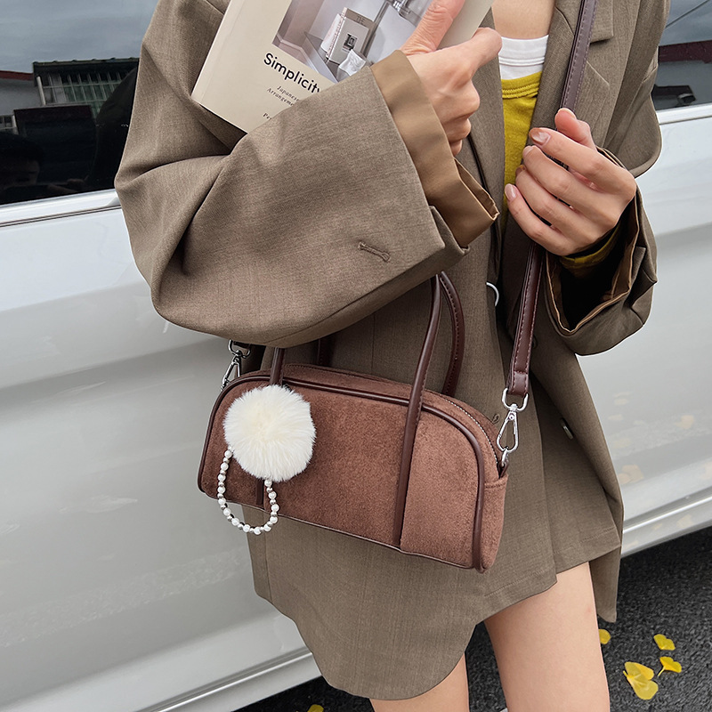 2025 otoño y invierno texturas de seda de moda retro bolso de bolos de estilo exterior de color puro bolso de viento