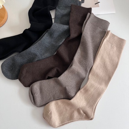 Autumn and winter solid-color wool calf socks for women, medium-thick, warm, slimming, available in black, gray, and coffee colors, stacked knee-high socks for boots