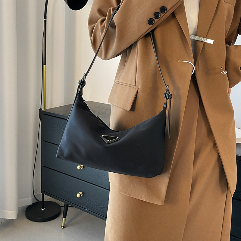 Bolso de axila casual ligero y simple, bolso de hombro, bolso de hombro de moda de nylon, bolso de hombro de moda, lleno de la versión coreana de desplazamiento de gran capacidad