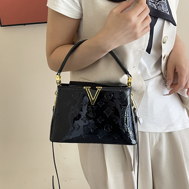 Bolso de alta calidad con textura 2025 verano nuevo bolso femenino con letras en relieve bolso de hombro charol brillante bolso de mensajero marea