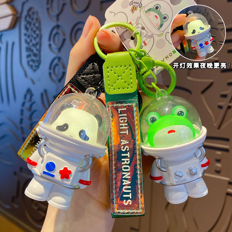 百茂 Оригинальный космонавт, мультяшный брелок, аксессуар на рюкзак с подсветкой для ключей