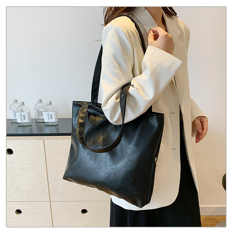 Retro large-capacity tote bag for women, 2024 new style fashionable portable commuting bag for going out, single-shoulder bag for students' classes undefined