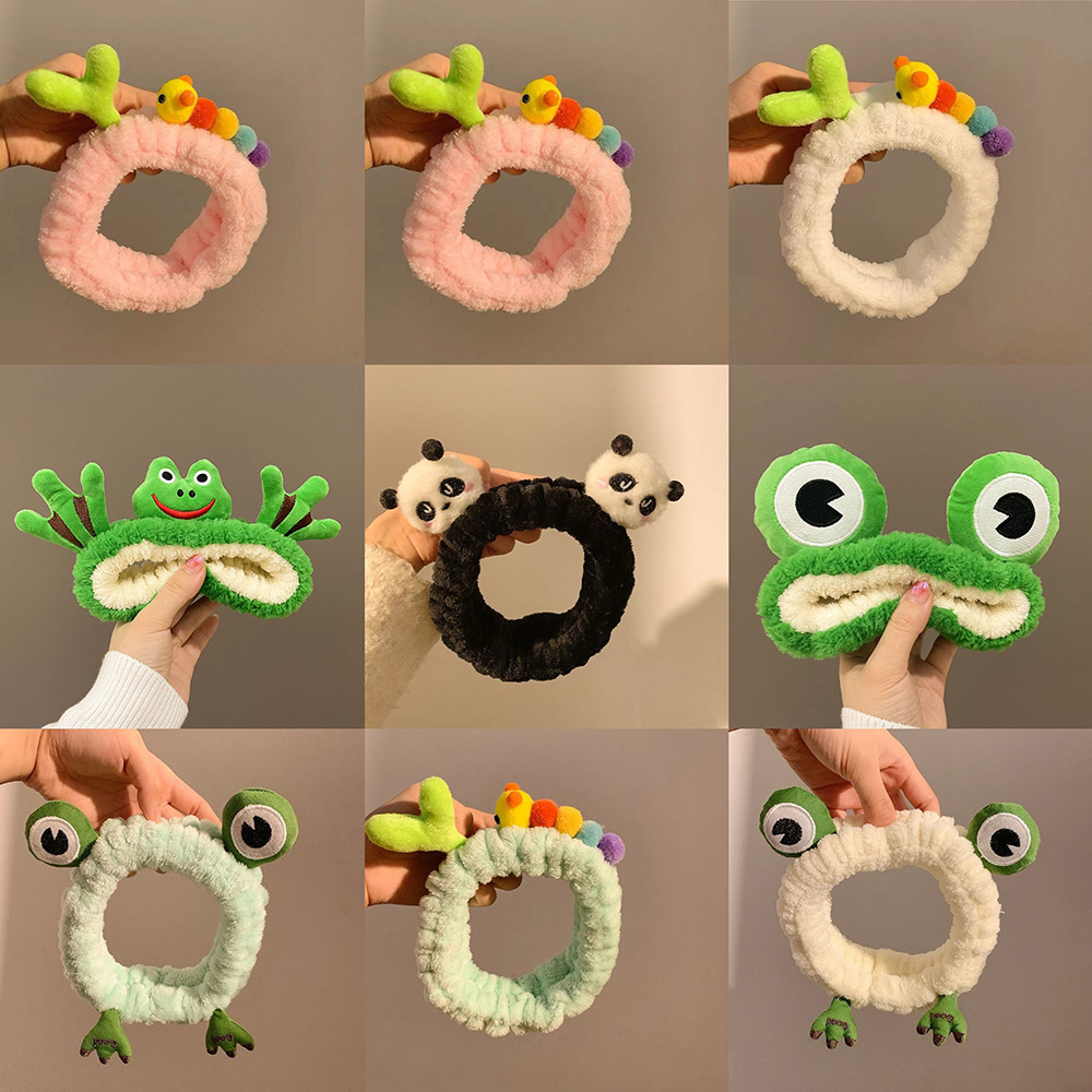 顔を洗って髪を洗って新型の少女の韓国の化粧をつけてマスクの専用のカチューシャをつけます。