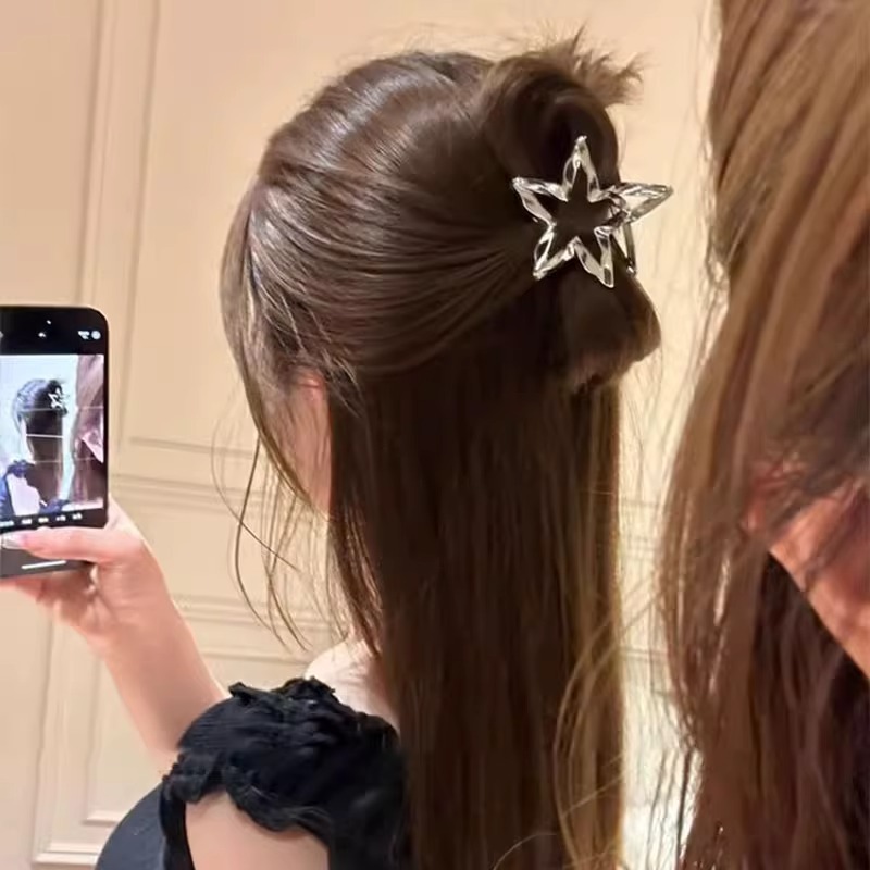 女性の後頭部に半分結んだ髪用のインメタル五芒星ヘアピン、エレガントでハイエンドなサメクリップヘッドドレス春|undefined