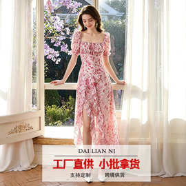 批发跨境2026春夏新款粉色甜美雪纺碎花连衣裙女性感开叉花边长裙