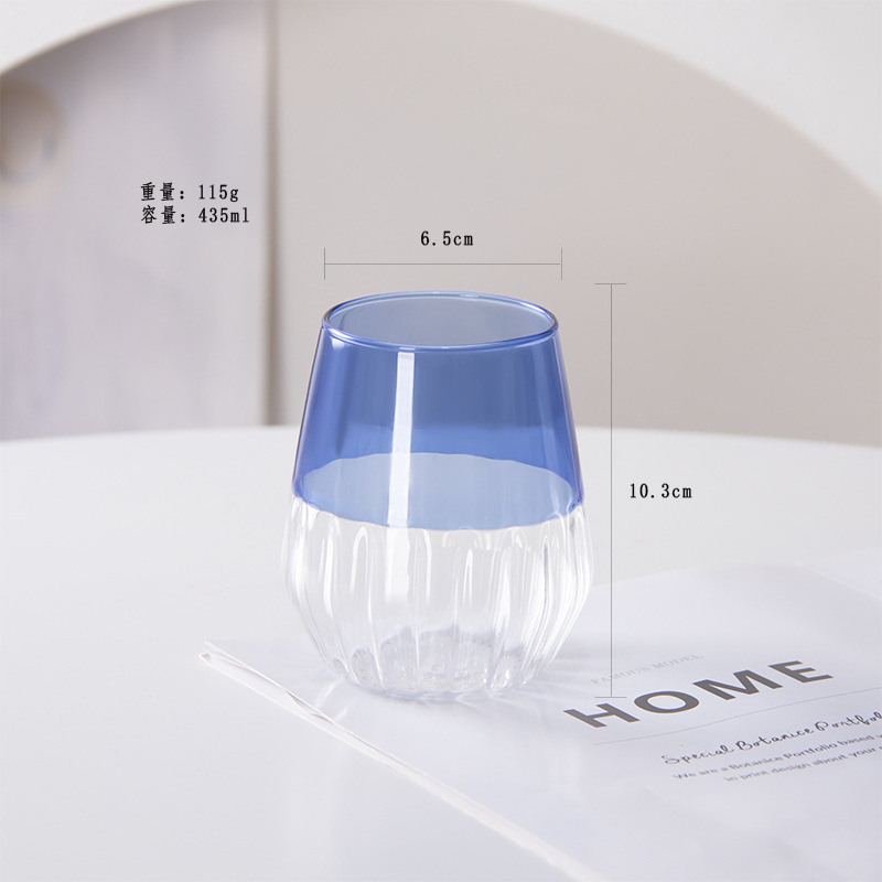 Taza de agua azul con fondo rayado