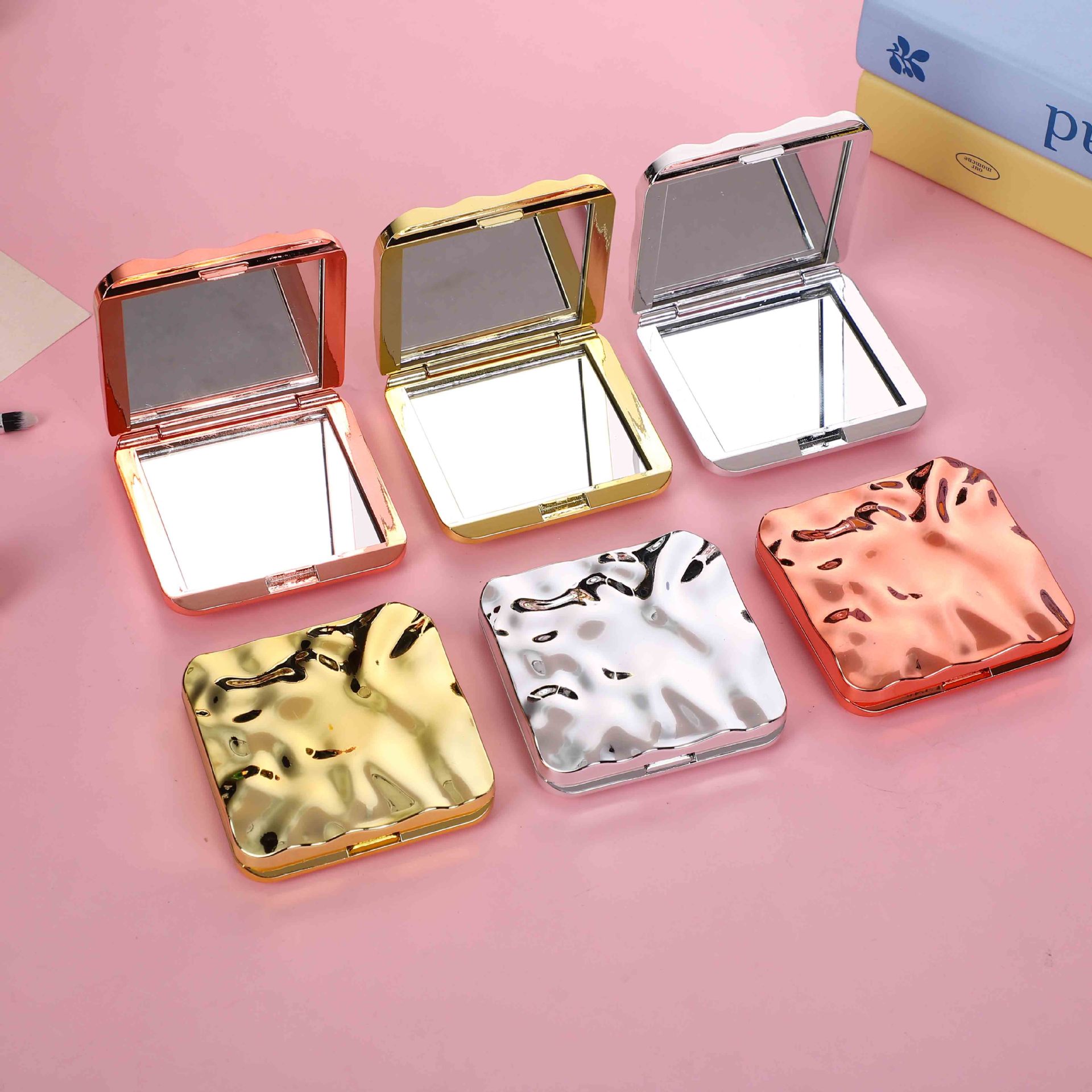 Handheld folding small mirror