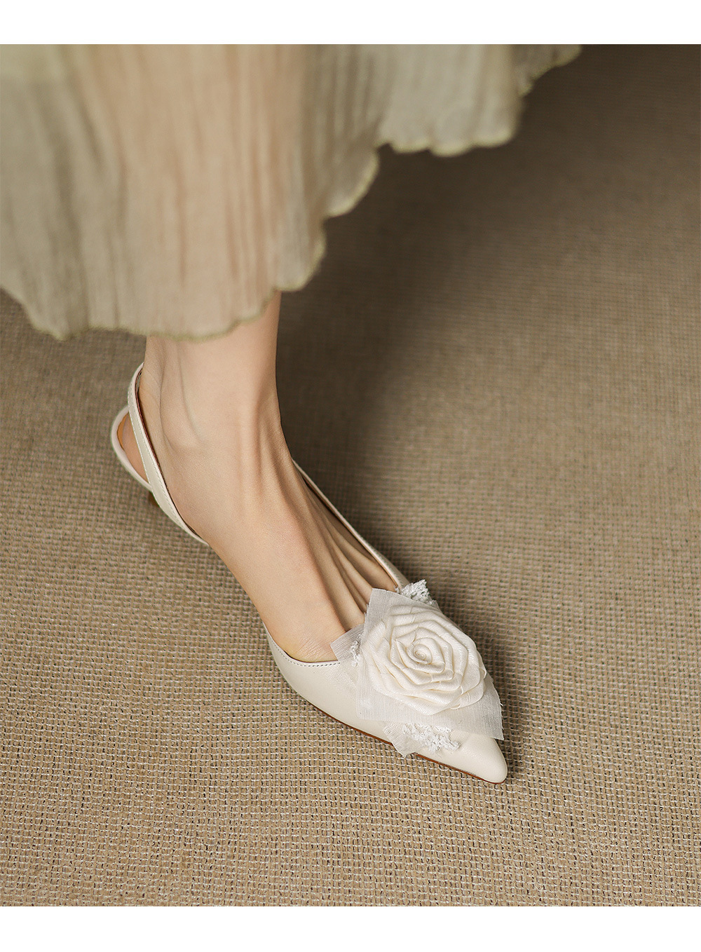 Sandal cao gót nữ hở mũi quai ngang đính hoa, gót 4 cm — Da cừu đen chi tiết 10