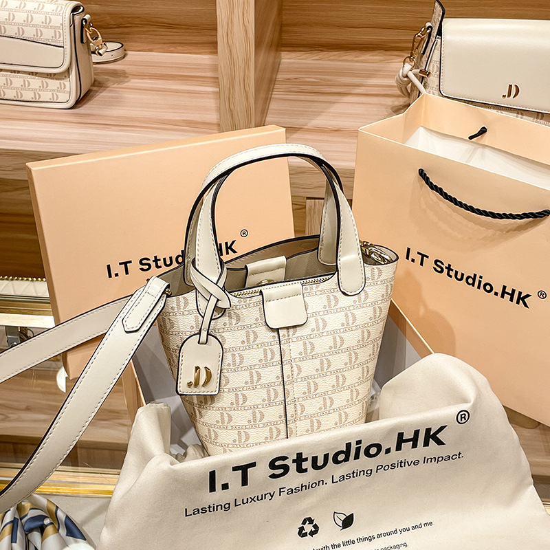 Borsa a secchiello di marca di Hong Kong 2023 Cestino per verdure portatile a tracolla con tracolla monospalla in pelle estiva versatile di nuova moda_voghion.com