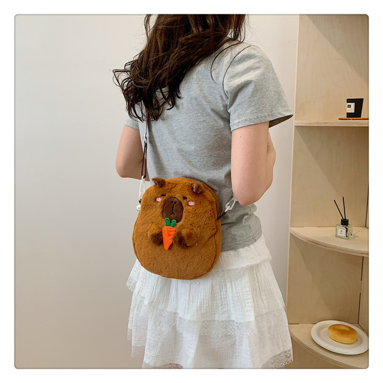 水豚鼠萝莉卡皮巴拉公仔毛绒卡通双肩书包女童可爱跨境草莓斜挎