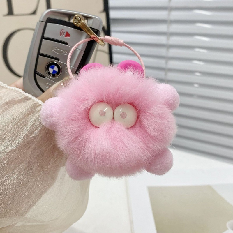 かわいい小さい石炭のボールはかばんの醜いものを包みます。|undefined