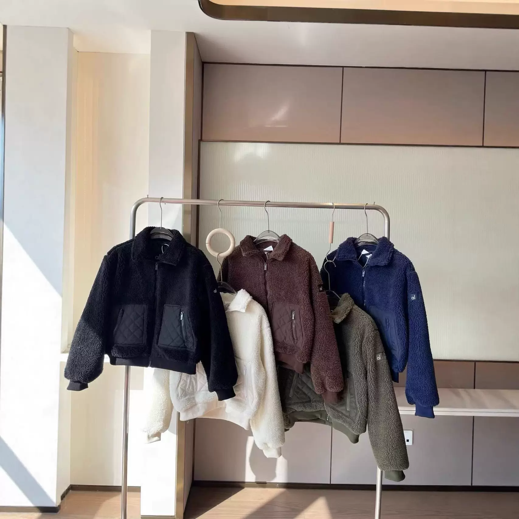 秋冬新款拼接拉链双口袋翻领长袖颗粒羊羔毛保暖短外套