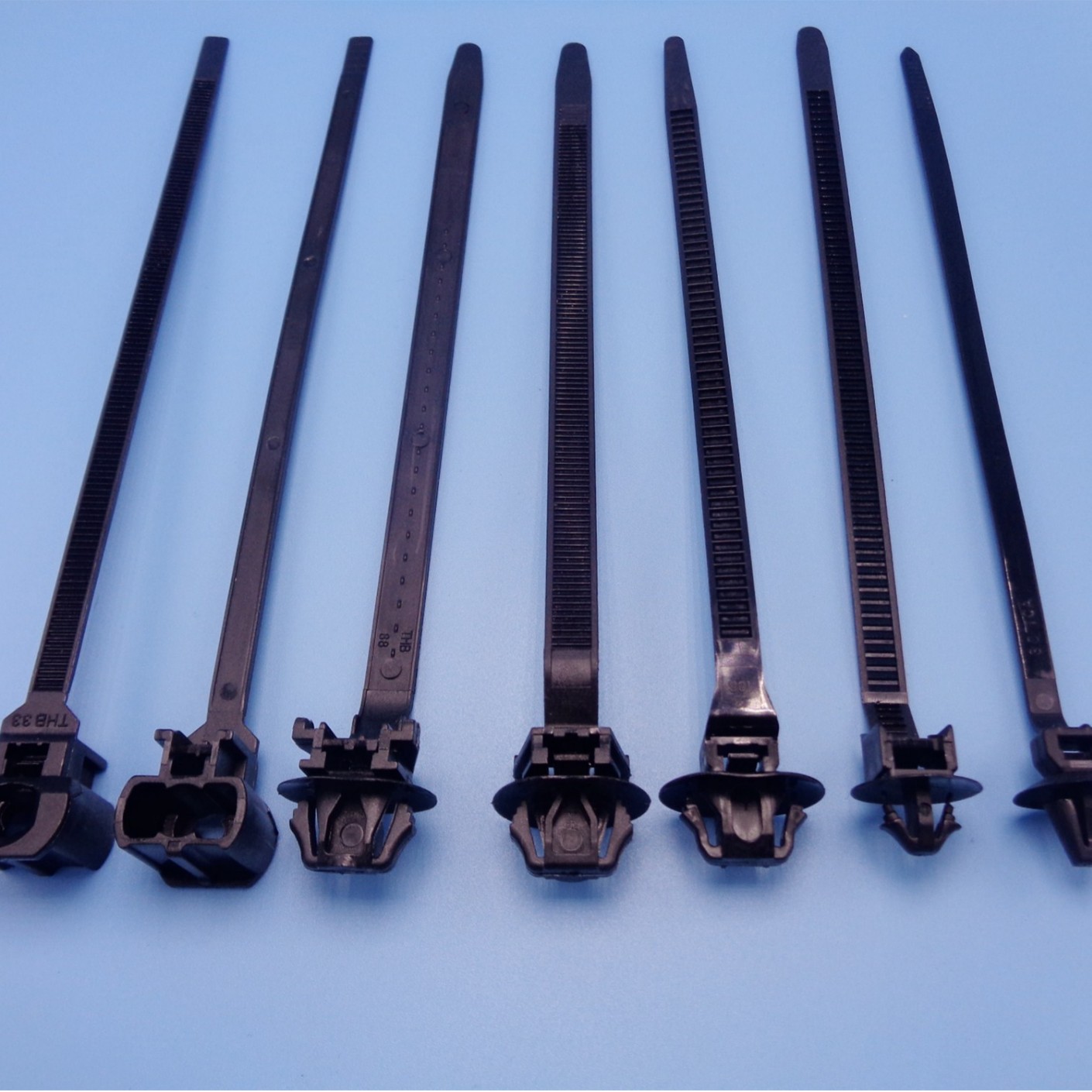 厂家销售各种汽车线束 插销式扎带 汽车卡扣扎带 欢迎订购