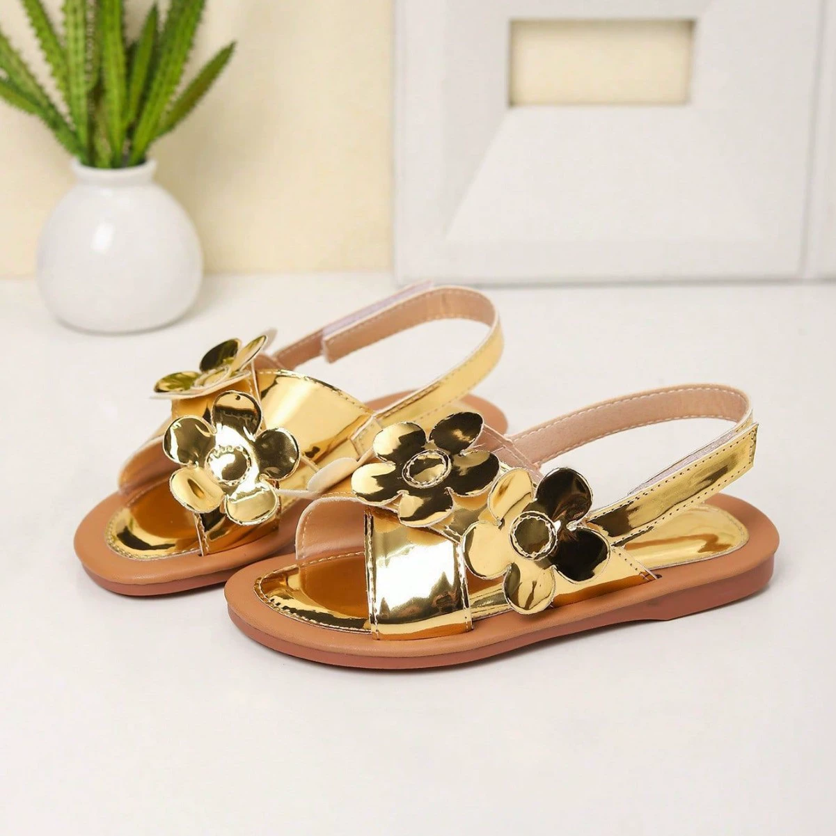 Трансграничная внешняя торговля Французская мода нишевые дизайн Золотой цветок принцесса липучка девушка плоская мода сандалии