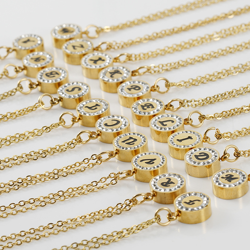 Collar de letras de acero de titanio de oro europeo y americano de 18 quilates para mujer incrustado en diamantes 26 colgante de letras inglesas collar de acero inoxidable joyas