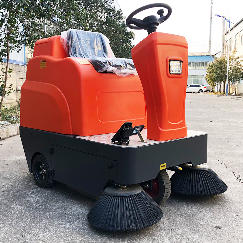 电动新能源座驾式小型扫地机 山东路面清洁设备厂家直发工厂车间
