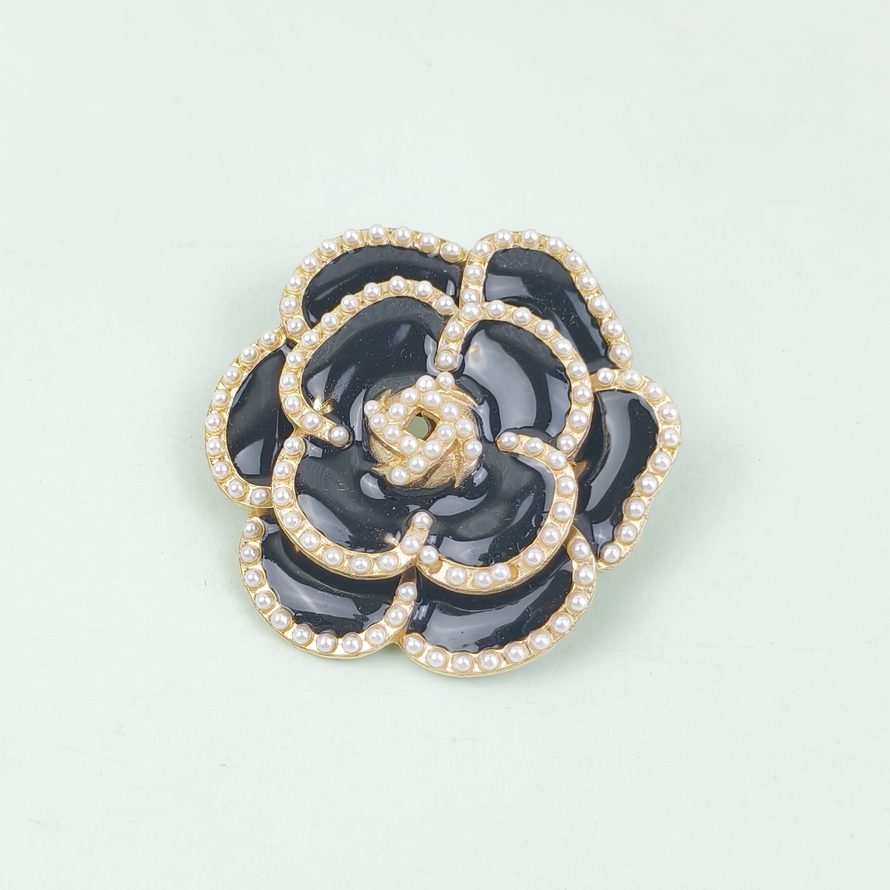 Broche de perlas de camelia Advanced Sense Accesorios de ropa para damas Aguja de cuello Collar decorativo de aleación anti-brillo