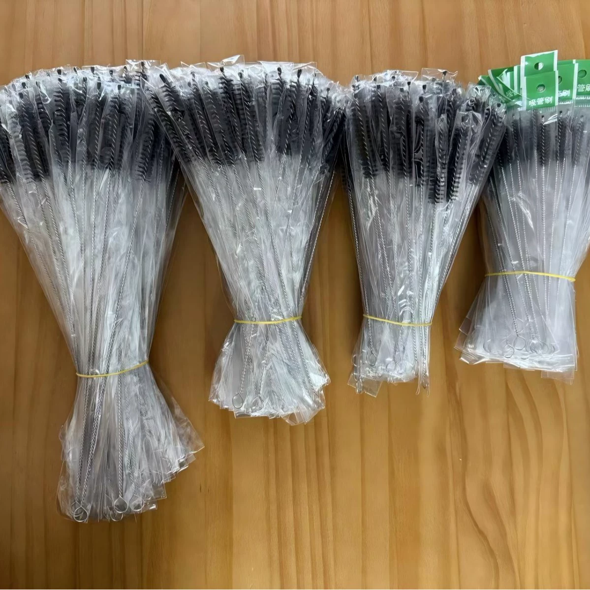 Солома, детская щетка, стекло, чайник, дезинфицирующая бутылка
