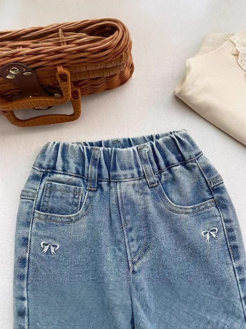 女の子のズボン春秋のタイプ2025新型の赤ちゃんのファッションの洋風の精巧な刺繍の蝶結びのラッパのズボンのジーパン