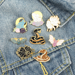 Hot-selling personalized accessories for international trade: colorful flower, wolf, black snake, spider, and bat-shaped clothing brooches & badges