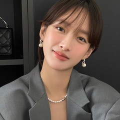 韓国系の甘い風の真珠のピアスの女性の軽くて豪華な復古の高級な気質のイヤリングの小さい大衆の百合の銀の針の耳飾り