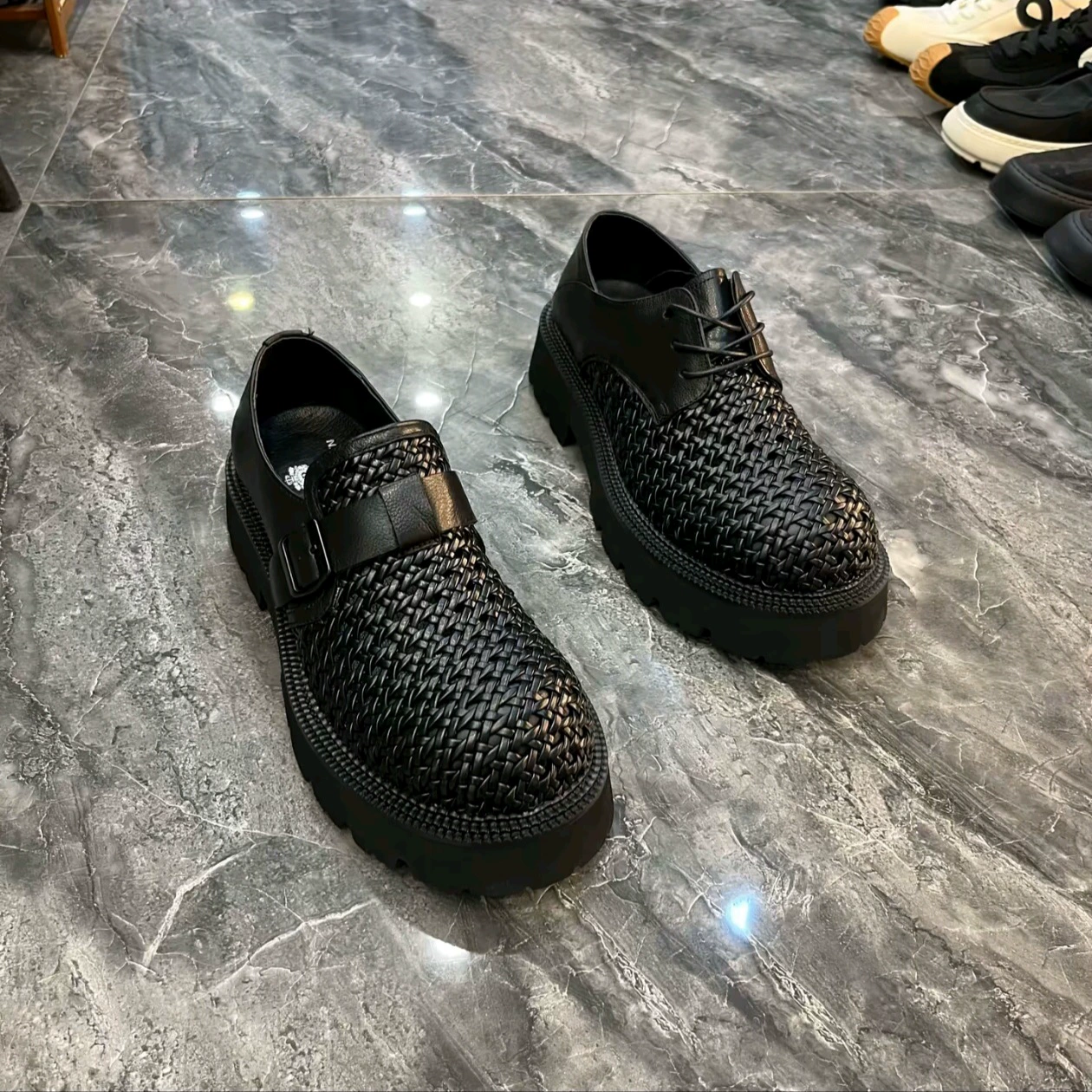 2025 новые мужские туфли летние дышащие повседневные плетеные кожаные туфли мужские плоские кроссовки модные универсальные брендовые лоферы