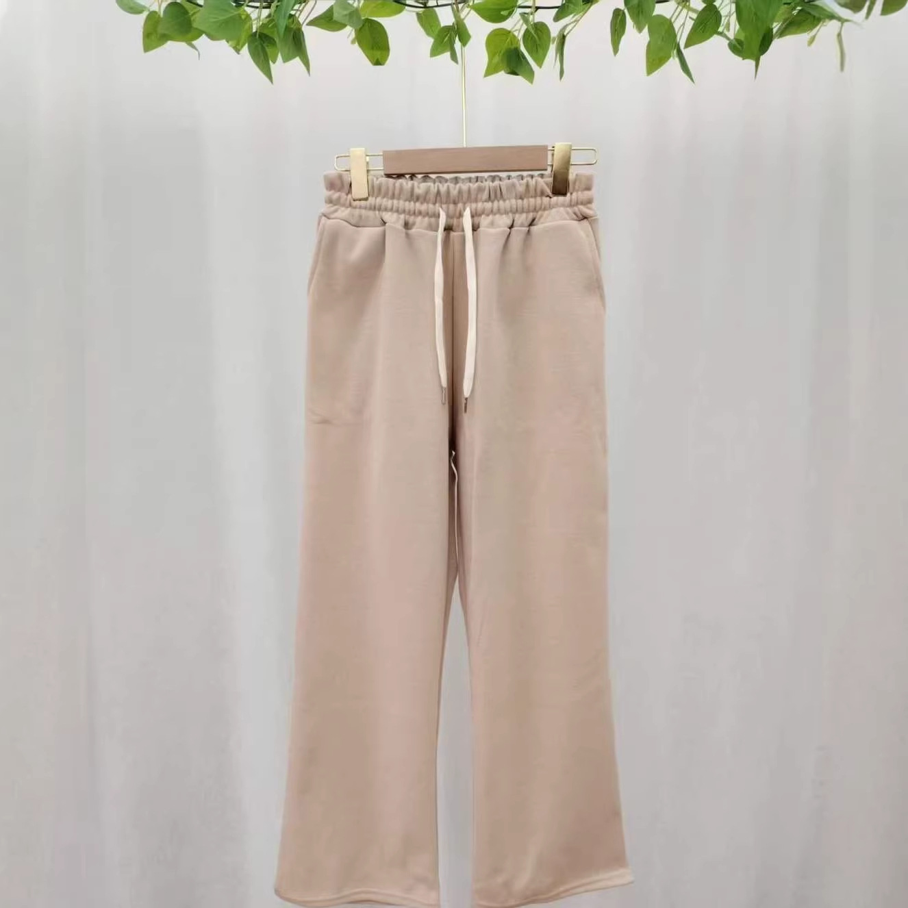 Otoño y invierno de 2025, cintura elástica, estampado en herringbone, pantalones casuales de piernas anchas y pantalones largos. image 4