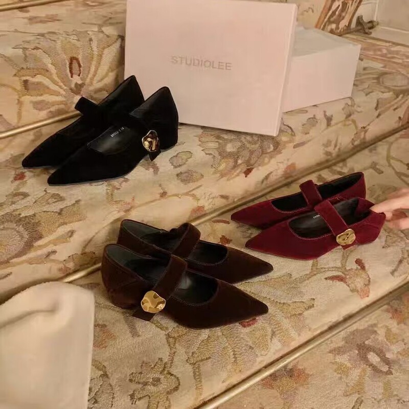 2026 New Model Grape-Colored Shoes with 4.5cm Hidden Heel, French-Style Pointed Toe, Unique Gold Buckle, Velvet Chunky Heel Single Shoes 2026 New Model Grape-Colored Shoes with 4.5cm Hidden Heel, French-Style Pointed Toe, Unique Gold Buckle, Velvet Chunky Heel Single Shoes