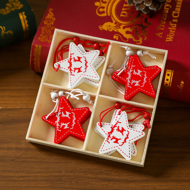 木製のクリスマスのペンダントクリスマスツリーのペンダントクリスマスの小さなプレゼントの木箱はクリスマスの装飾品を飾っている|undefined