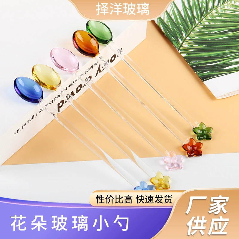Многоцветный маленький цветок стеклянная ложка цветочные красочные клецки милый сок кофе с ложкой