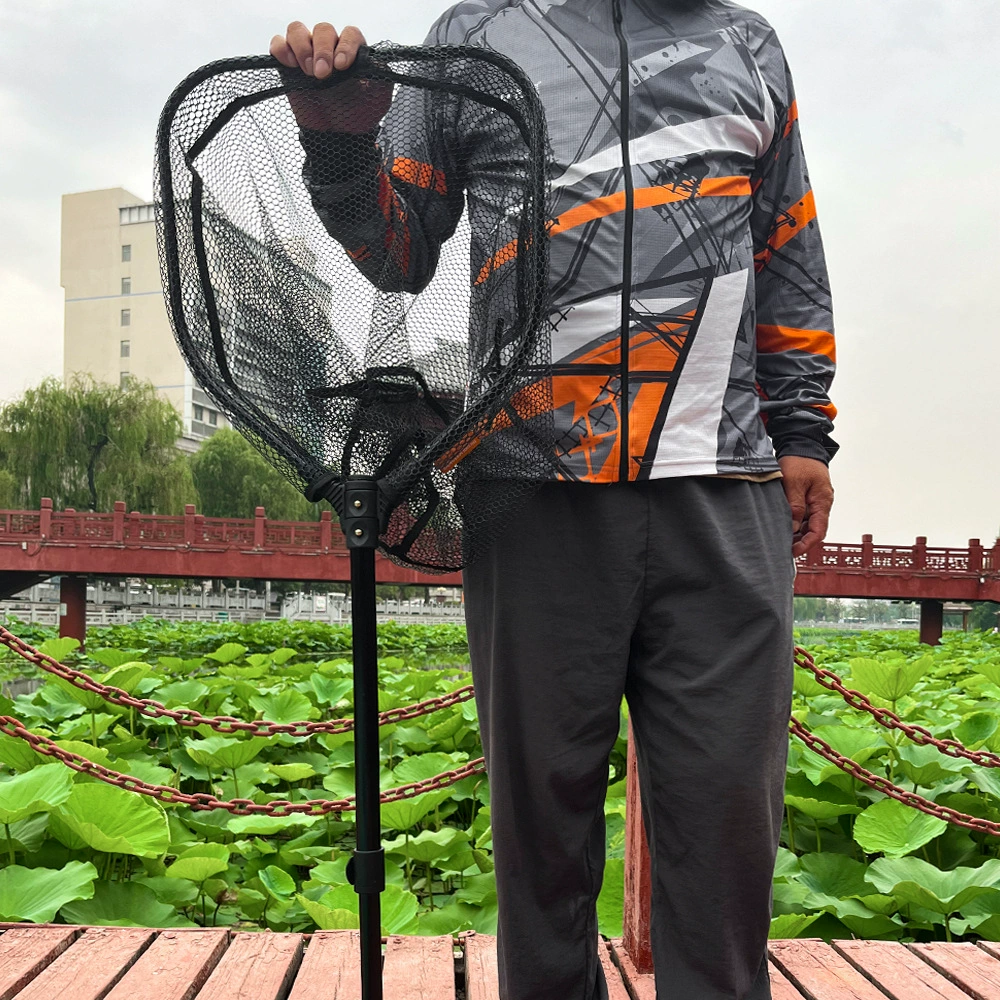Red de pesca telescópica desplegada con mango extendido