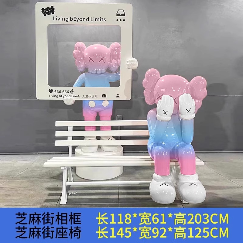Kawsの置物の大きいサイズの暴力の熊の彫刻のネットの赤いカードのデパートの公園の店の入り口の客間の着地する装飾品|undefined