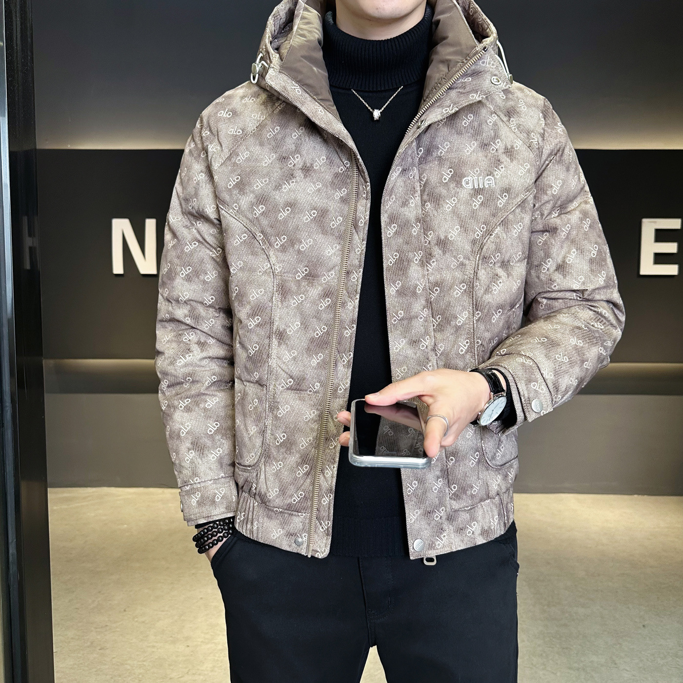 欧洲站2025冬季新款男士时尚休闲连帽不可拆刺绣羽绒服外套