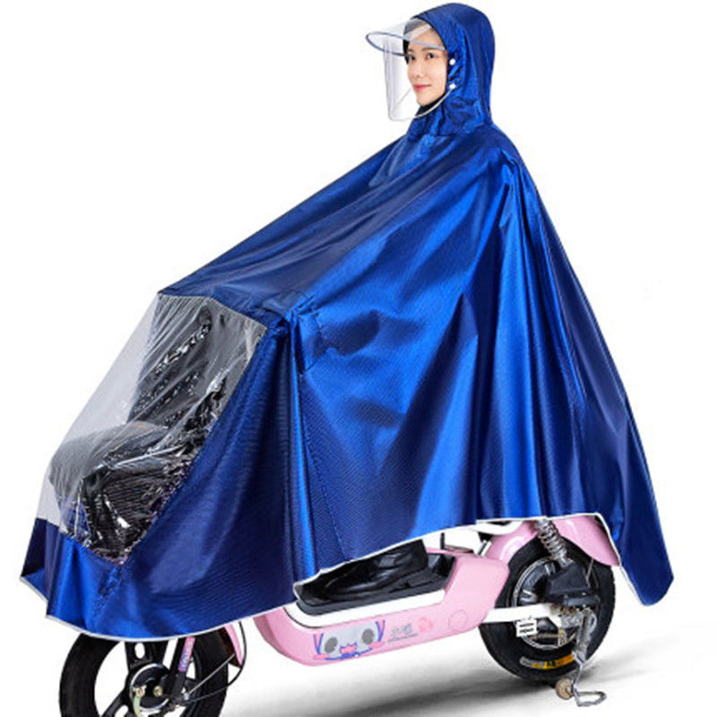 レインコートの電気自動車専用レインコートを大きくして、男性女性のシングル二人のバイクに乗って全身豪雨を防ぐ|undefined