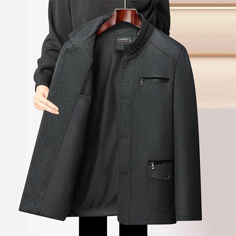 秋冬の中高年のメンズとベルベットのコートのお父さんはビジネス服の中年の男性の厚いジャケットの上着を襟を返します。