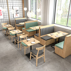 シンプルなカフェレストランは壁に寄りかかっています。