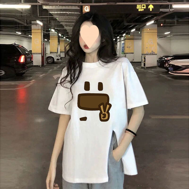 Хлопковая белая рубашка для женщин маленького размера, летний дизайн 2025 года, свободного кроя, с разрезом, неровным подолом и короткими рукавами.