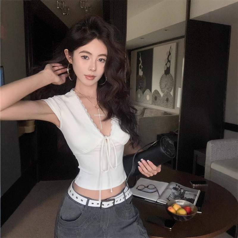 White Lace Stitching V-Neck Unique and Beautiful Short-Sleeved T-Shirt for Women in Summer, Light and Mature Style Sexy Tight Top