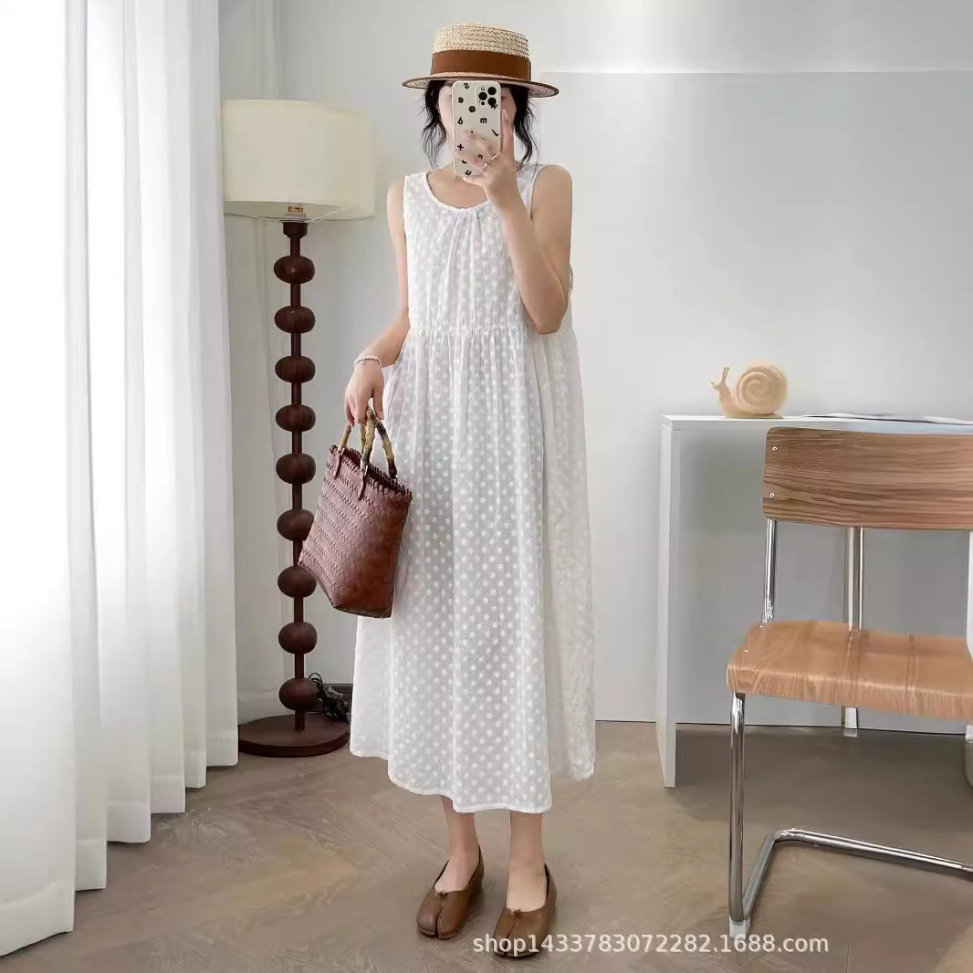 Three dimensional summer sleevless dress with a round collar…